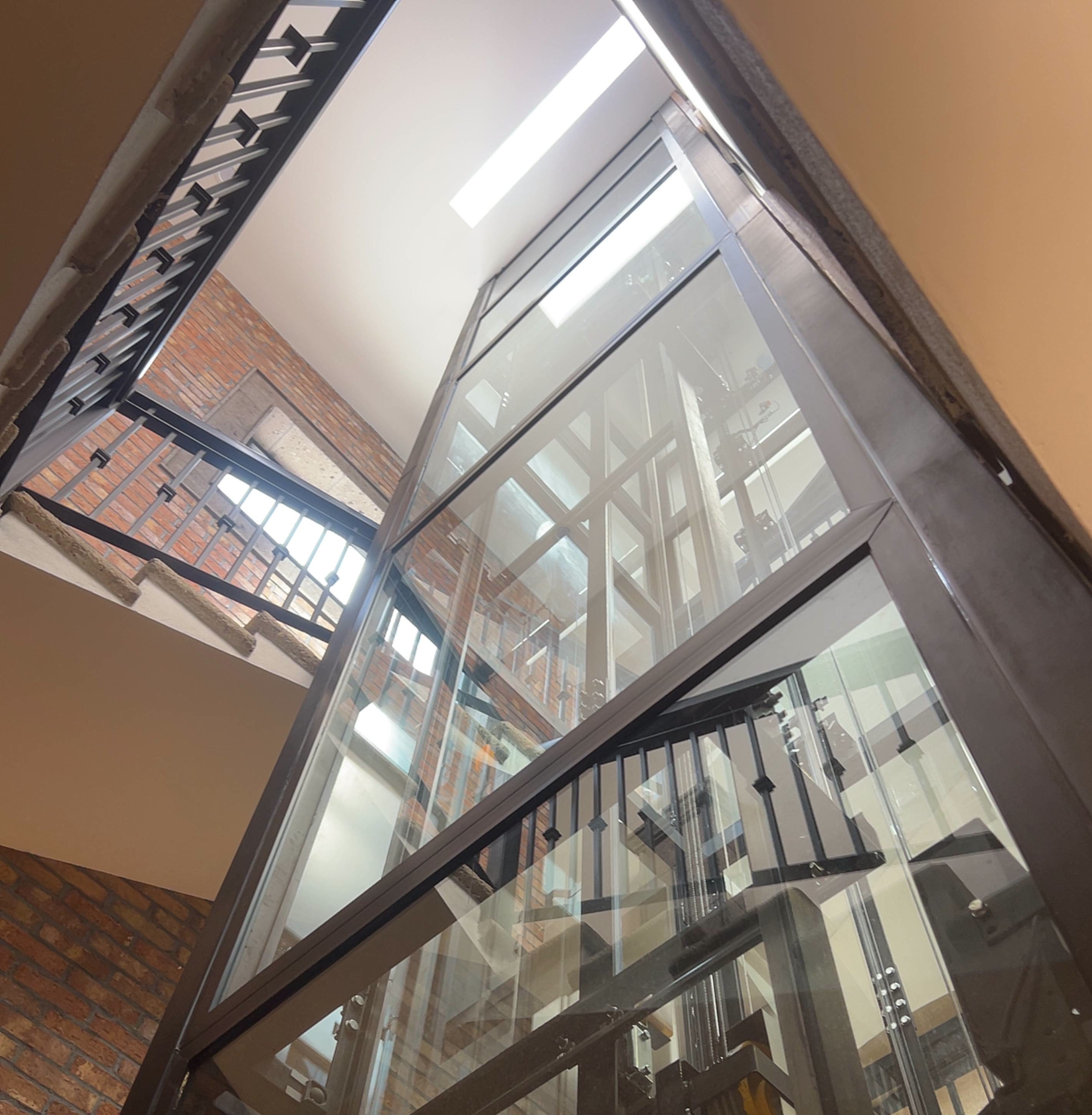 Elevador ER — Cubo de vidrio · vista completa