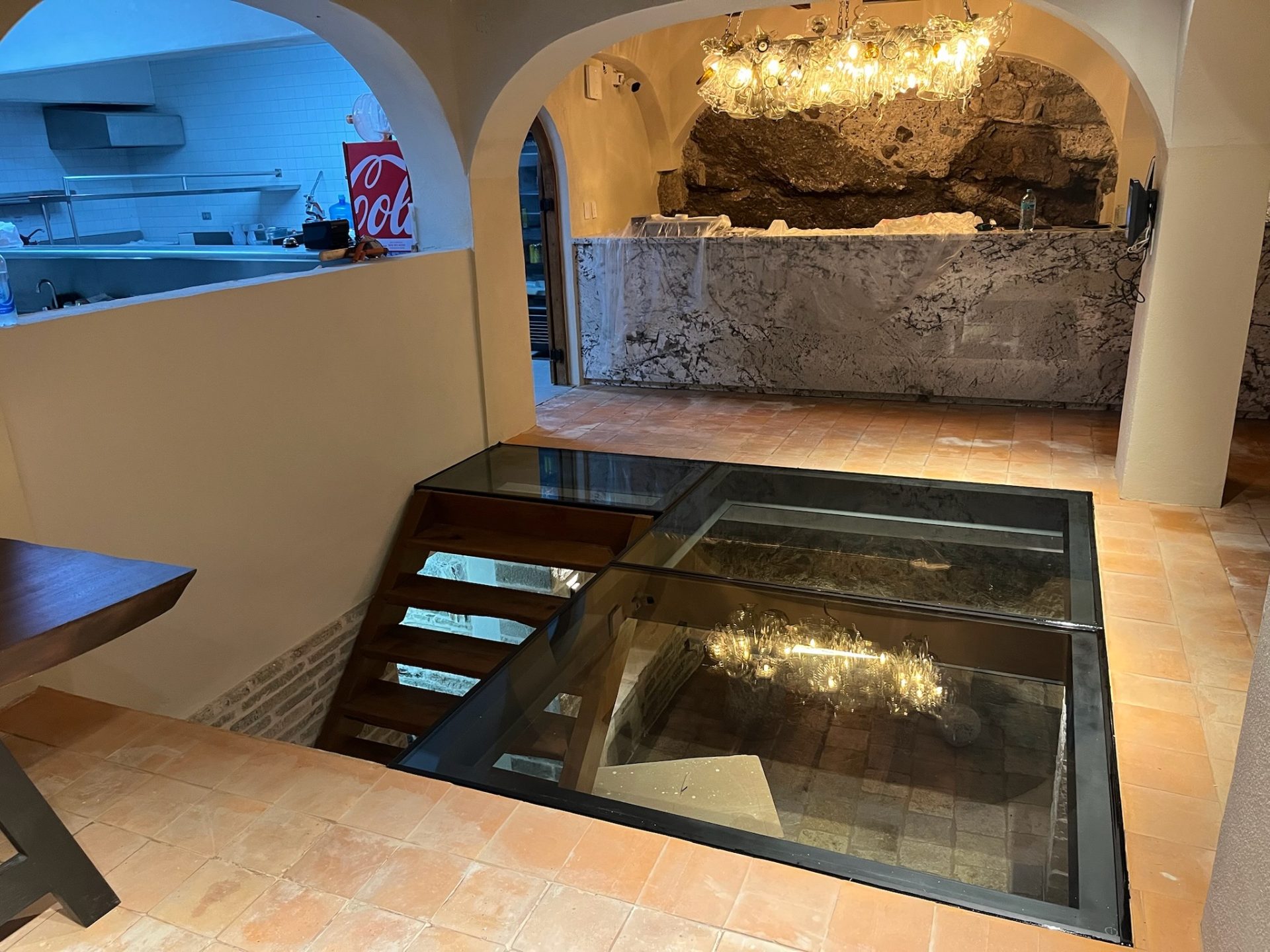 Hotel Socavón — Piso vidrio insulado
