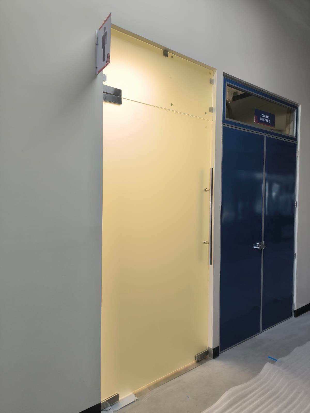 La Salle Innovación — Cancel de vidrio templado · acceso