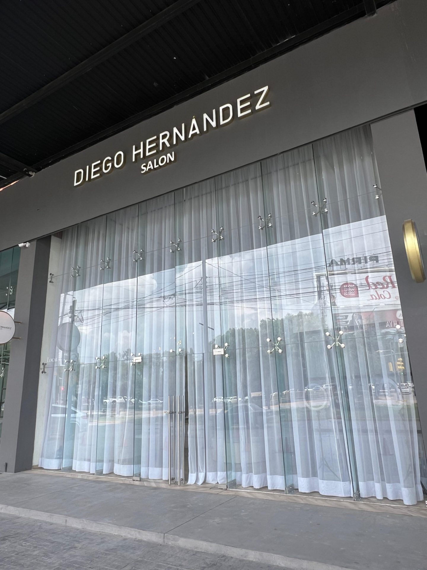 Locales Punta Mayor — Fachada nocturna
