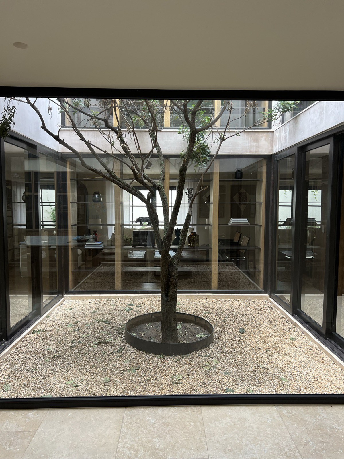 Casa RB — Patio central acristalado