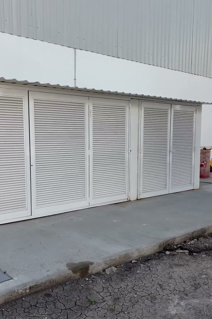 Reyma Bodegas — Puertas de celosía de aluminio