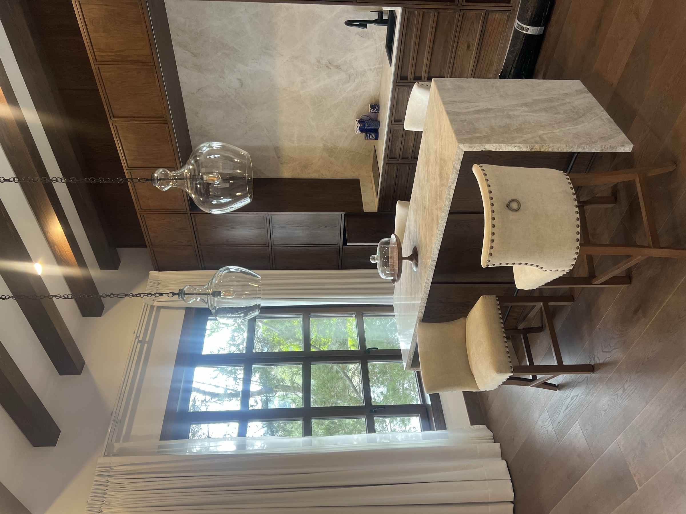 Rancho V — Cocina · ventanal y vigas de madera